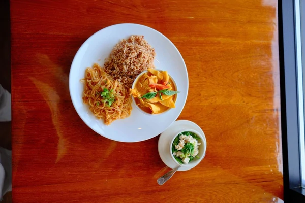 Com - RED CURRY CHICKEN