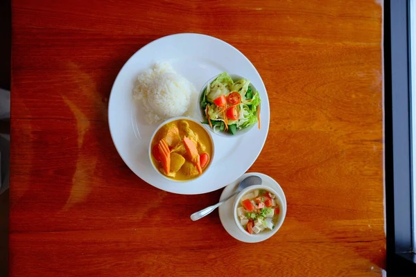 Com - YELLOW CURRY CHICKEN